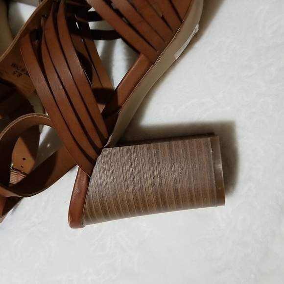 Ladies Sandals. 8.5 - Picture 6 of 7